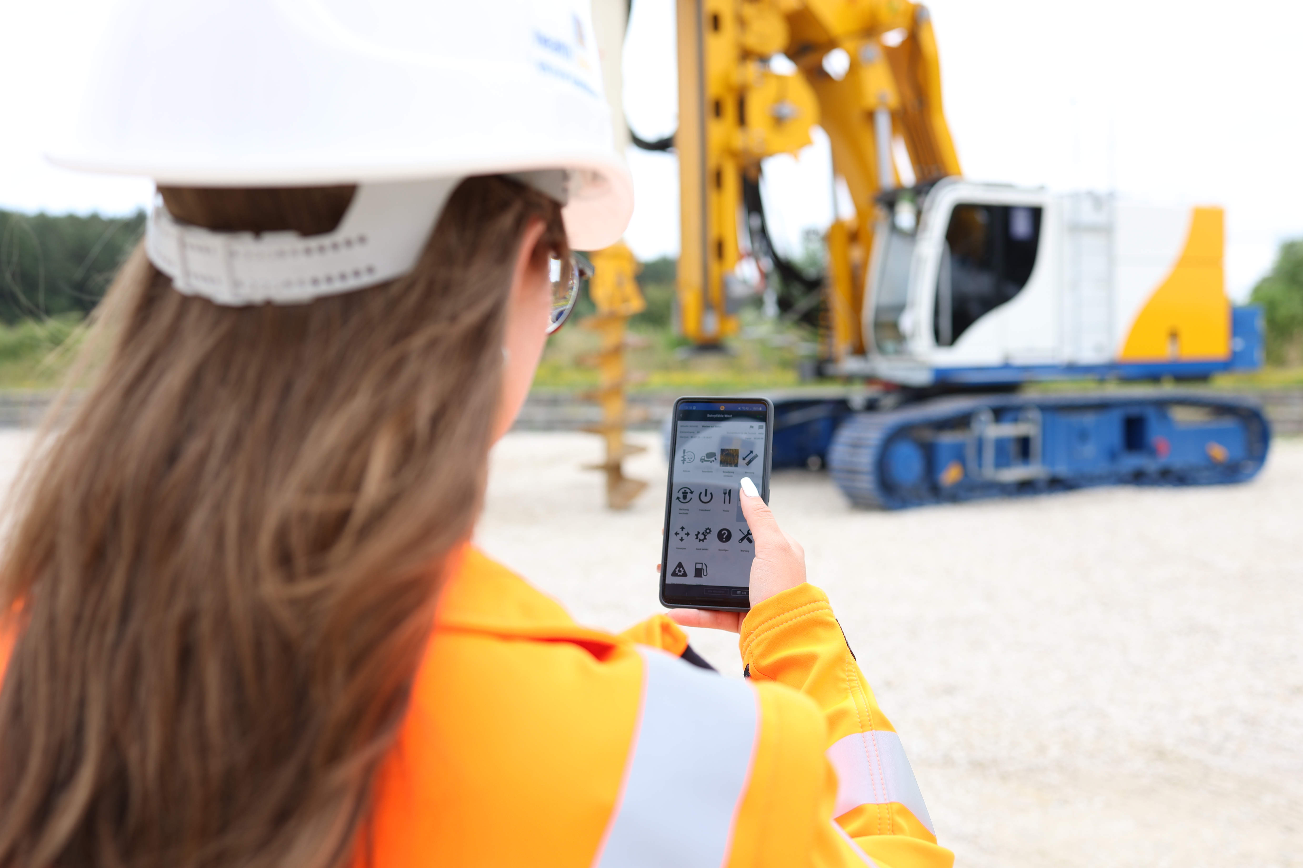 With our digitalization solutions, our customers work faster, more efficiently, and safer on their construction sites.