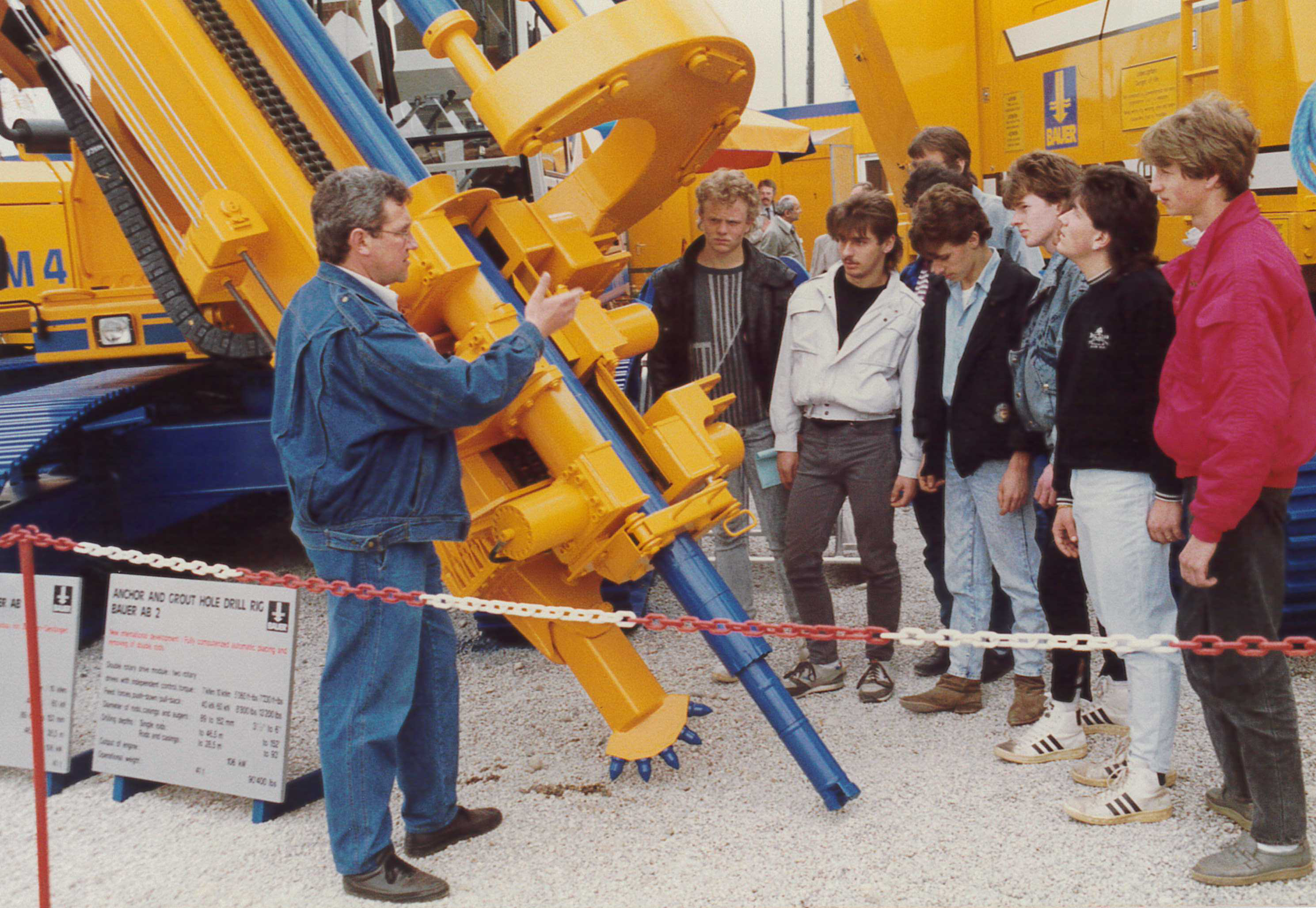 1989 stellt Bauer erstmals auf der Bauma in München aus
