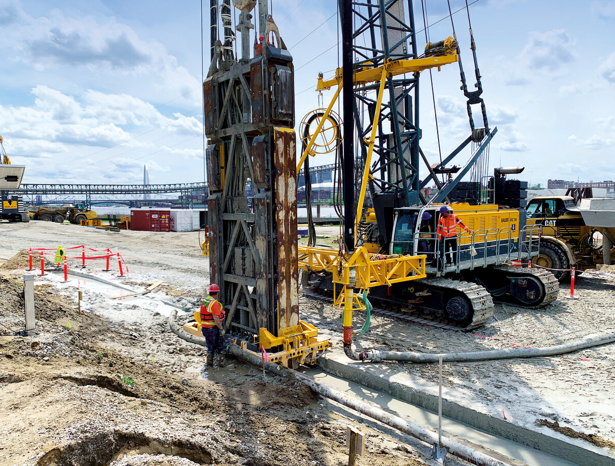 Bauer Spezialtiefbau carries out cut-off wall work on the Mississippi in East St. Louis