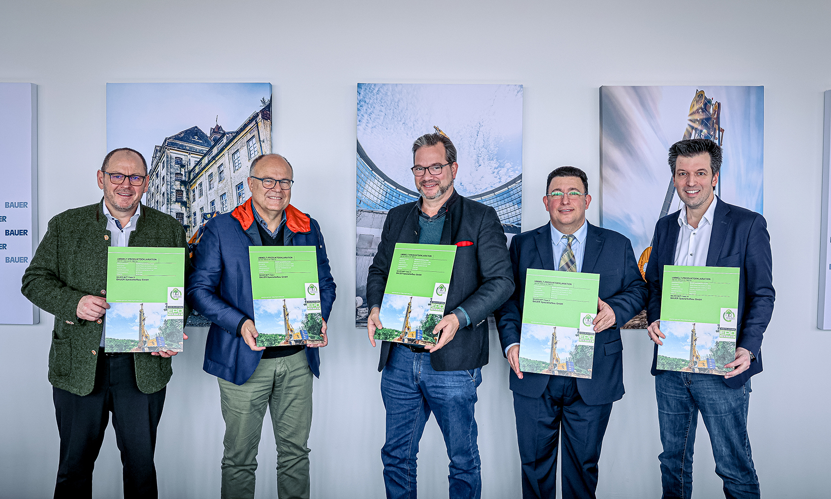 Feierliche Übergabe der Umwelt-Produktdeklarationen für das Mixed-in-Place-Verfahren der BAUER Spezialtiefbau GmbH. V.l.n.r.: Rainer Burg, Frank Haehnig, Florian Pronold, Dr. Hursit Ibuk und Florian Bauer. 