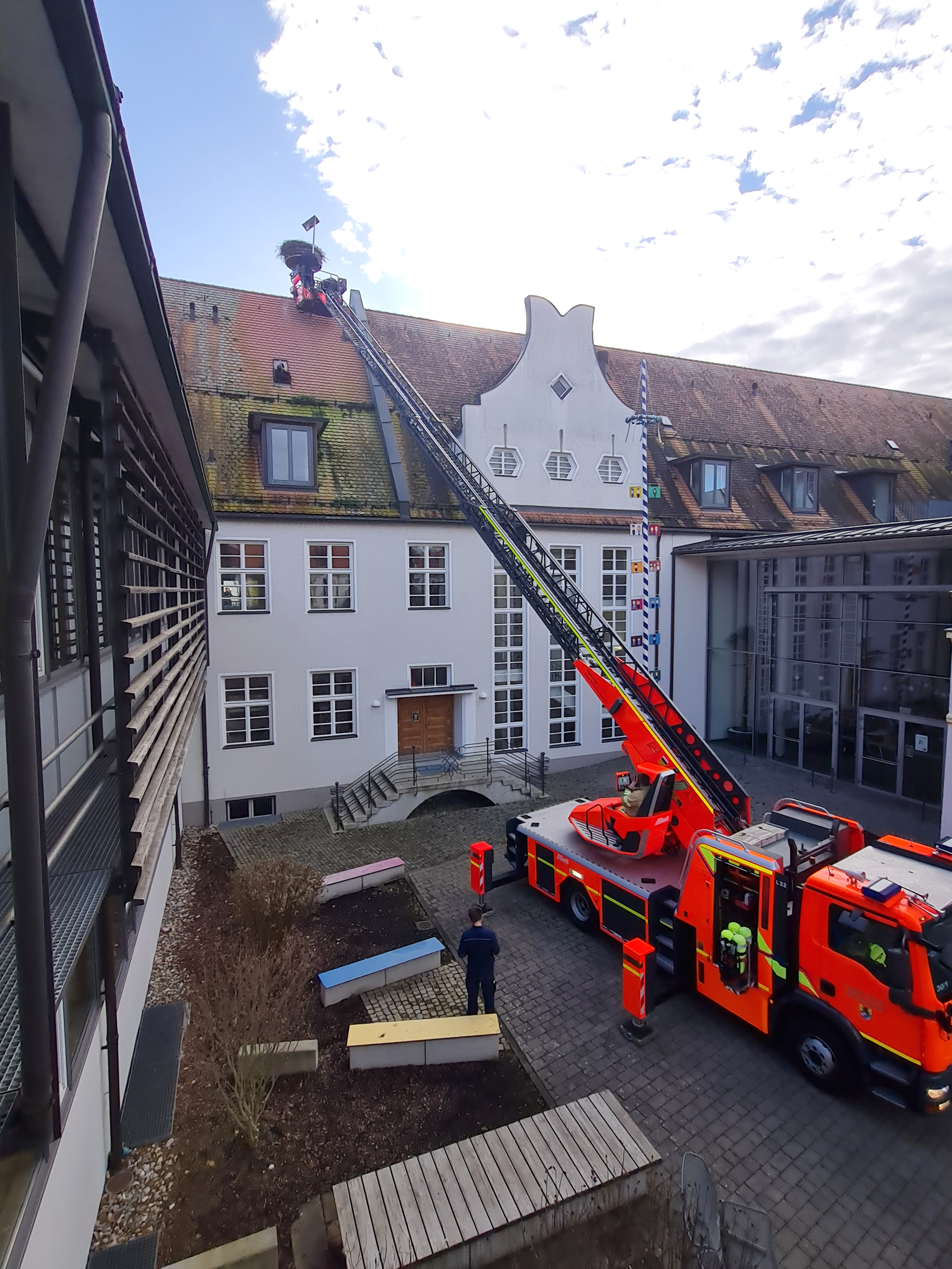 Wie entwickeln sich die Jungstörche? Dies lässt sich dank der neuen Kamerahalterung auf dem Dach der Maria-Ward-Realschule bald live mitverfolgen. 