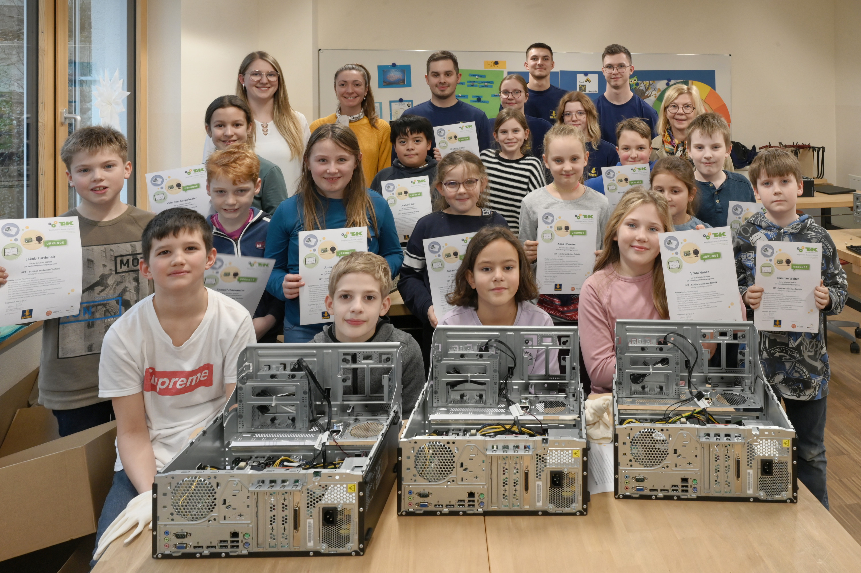 Schüler entdecken Technik gemeinsam mit Bauer-Azubis