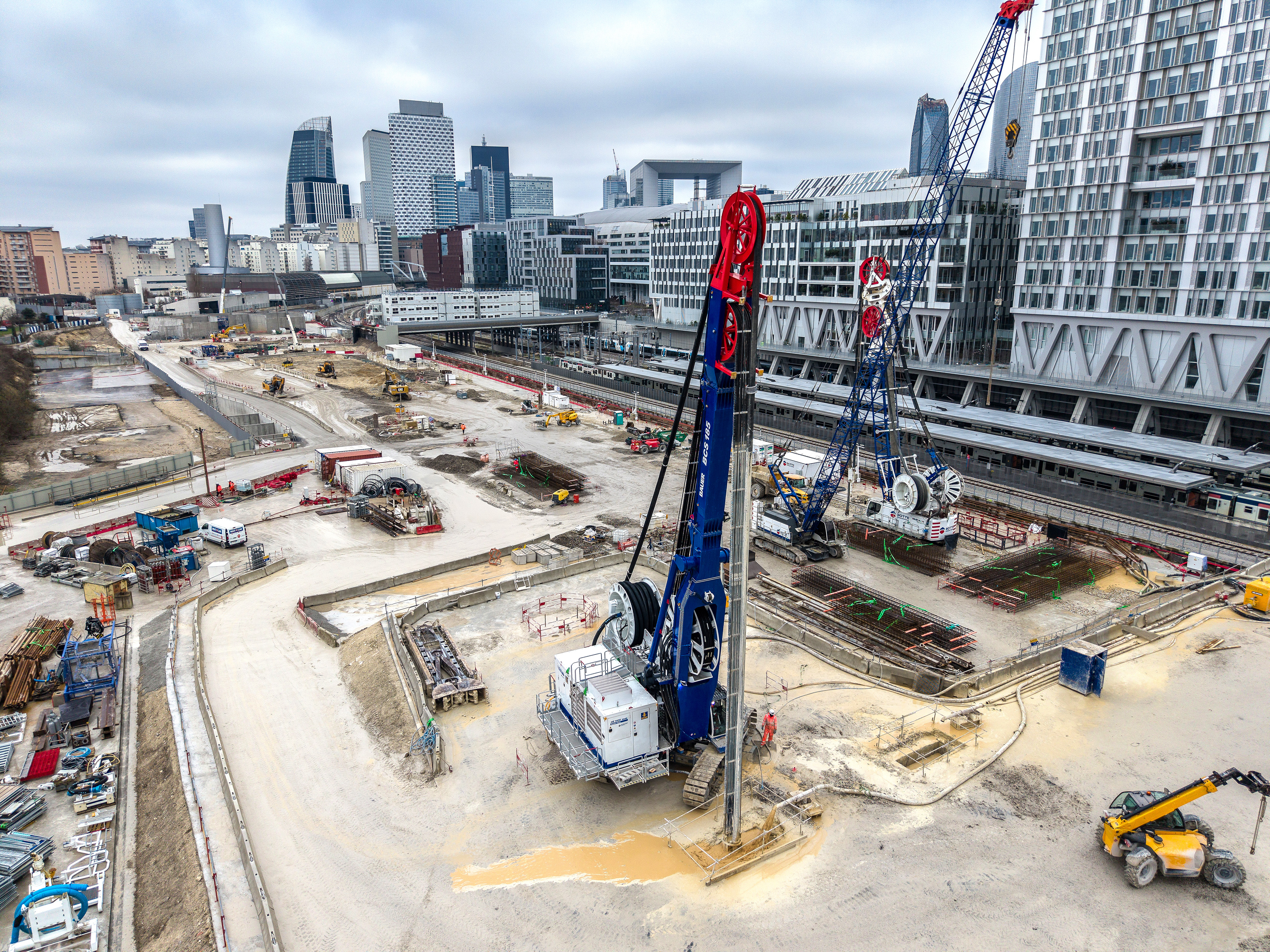 Bis 2027 wird das BAUER BCS 185 power pack an mehreren neuen Stationen der Pariser Linie 15 zum Einsatz kommen, um Schlitzwandarbeiten auszuführen.