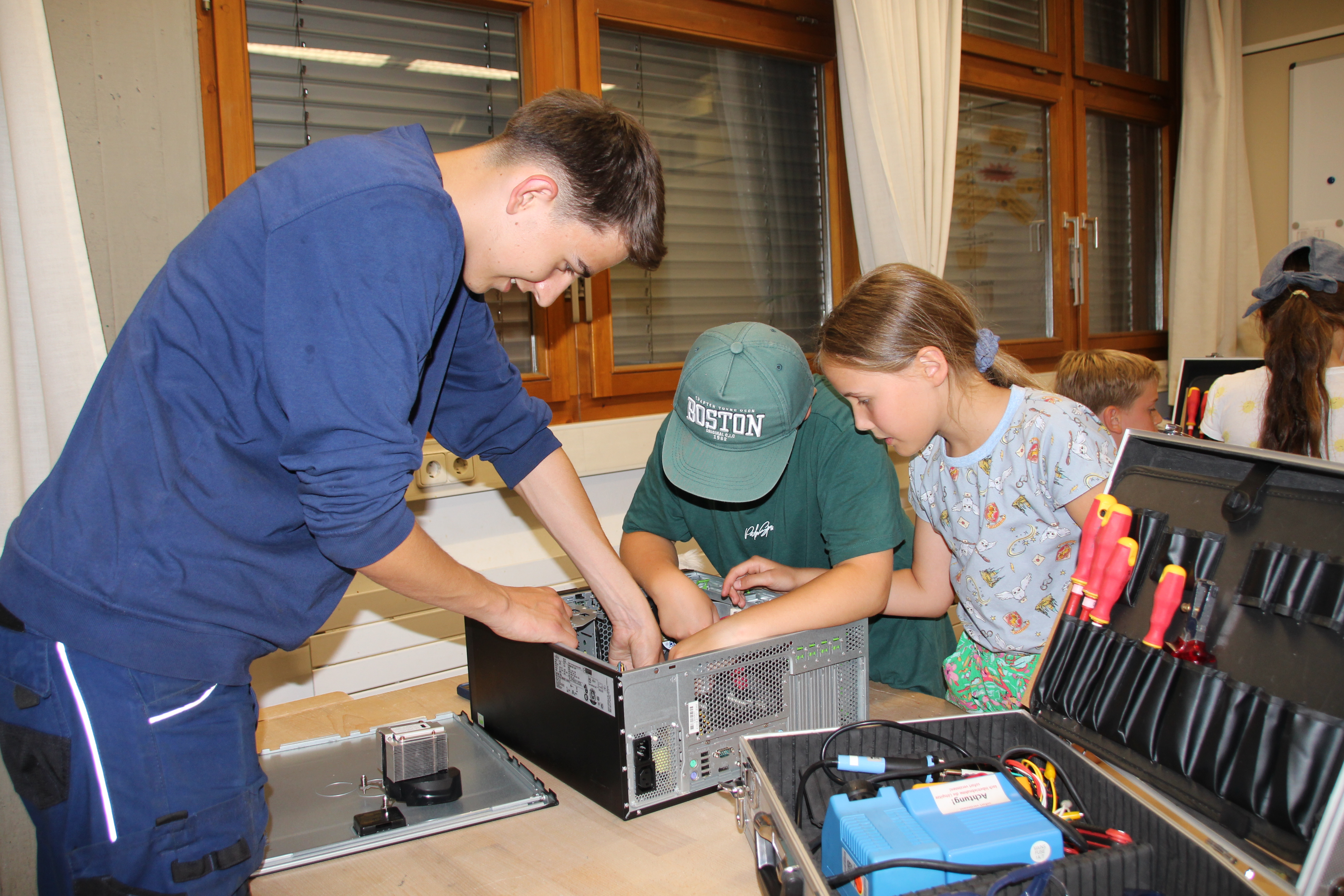 Löten, schrauben, staunen: Azubis brachten Schrobenhausener Grundschülern Technik zum Anfassen näher. 