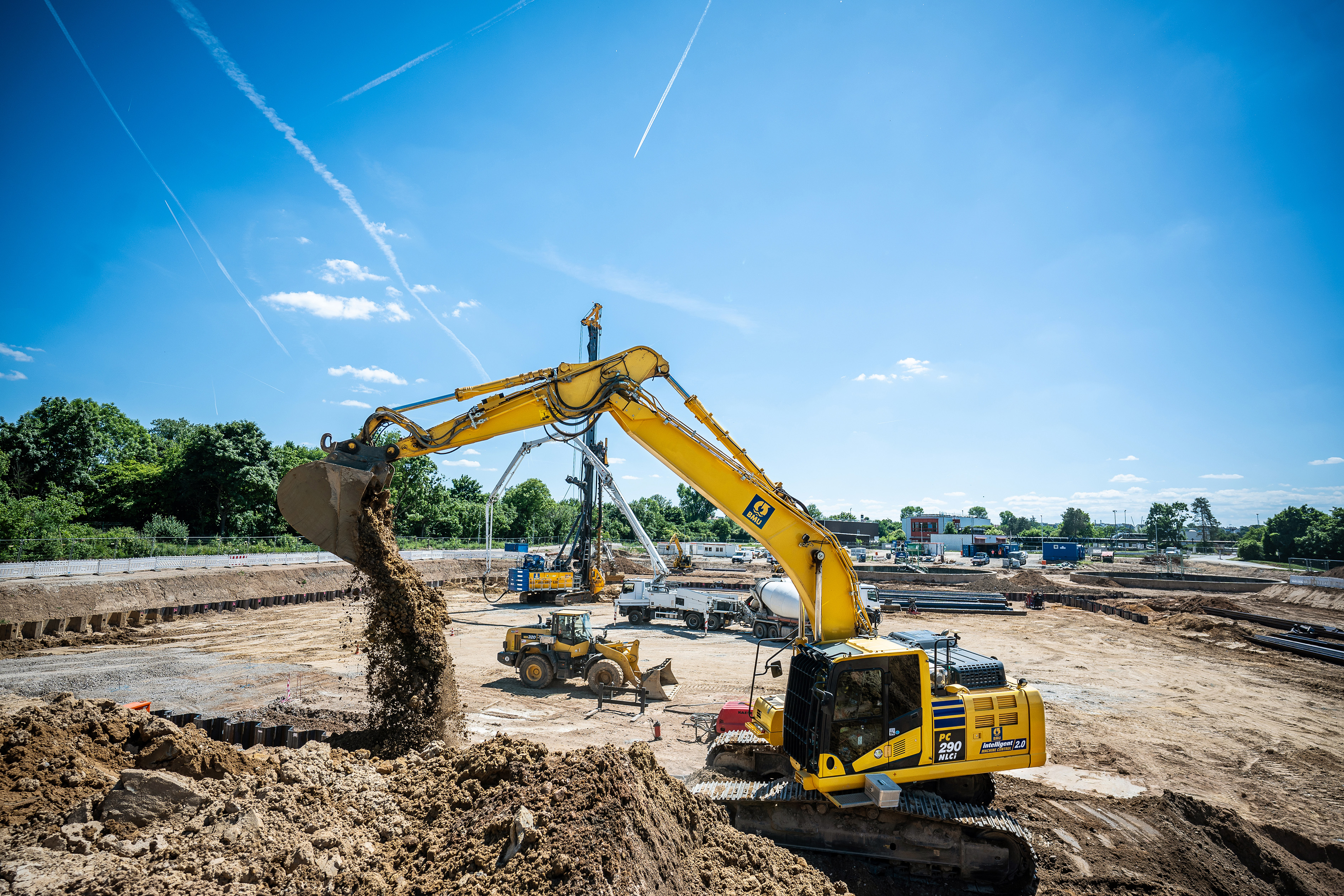 Precision in action: The Semi-GPS 3D excavator grades the subgrade with an accuracy of up to 2 cm.