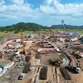 Um einen Starterschacht für die Tunnelbohrmaschine herzustellen, führt Bauer Panama umfangreiche Schlitzwand- und HDI-Arbeiten aus.