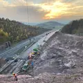 Im Rahmen der Fahrbahnerneuerung an der A38 südlich von Göttingen waren umfangreiche Sicherungsmaßnahmen der umliegenden Felswände notwendig. Von September 2020 bis Juni 2021 führte die Spesa hier 6.000 lfm Bodenvernagelung sowie 16.000 m² Steinschlag-schutznetze aus. Ein eindrucksvolles Beispiel für Sicherheit, Effizienz und langlebige Qualität.