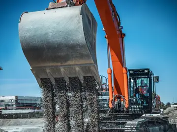 Baugrubenerstellung inklusive Kiesrecycling durch Bauer Resources in Kirchheim bei München