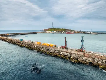 Injektionsarbeiten an der Südmole durch Bauer Spezialtiefbau