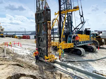 Bauer Spezialtiefbau carries out cut-off wall work on the Mississippi in East St. Louis