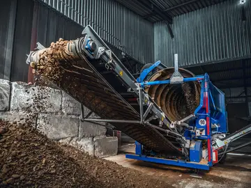 In the 4,500 m2 treatment hall, the soil material is treated with the brand new drum screen plant.