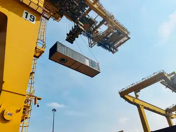 Ankunft der Carbo-FORCE Anlage im Hafen von Dubai