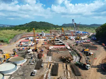 To construct a starter shaft for the tunnel boring machine, Bauer Panama is carrying out extensive diaphragm wall and jet grouting work.