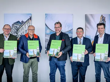 Feierliche Übergabe der Umwelt-Produktdeklarationen für das Mixed-in-Place-Verfahren der BAUER Spezialtiefbau GmbH. V.l.n.r.: Rainer Burg, Frank Haehnig, Florian Pronold, Dr. Hursit Ibuk und Florian Bauer. 