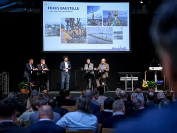 Podiumsdiskussion unter der Leitung von Florian Bauer (Mitte) mit Marcus Daubner, Prof. Dr. Christian Moormann, Richard Gutjahr und Frank Haehnig (v.l.n.r.).