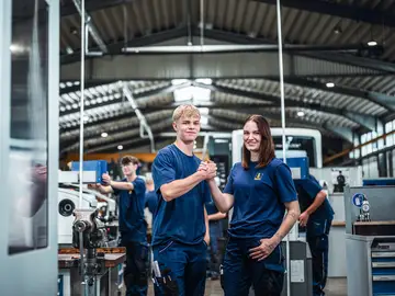Bei der Langen Nacht der Ausbildung können sich interessierte Schülerinnen und Schüler über die Ausbildungsberufe bei Bauer informieren.