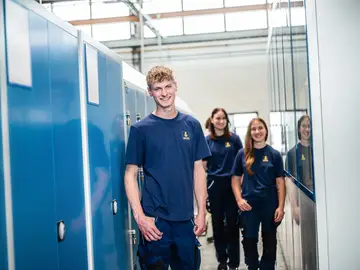 Valentin Greger is in his second year of training as an industrial mechanic and talks about his experiences in this interview.