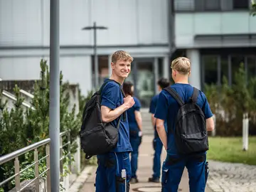 Gruppe von Auszubildenden bei BAUER, von denen einer freundlich in die Kamera lächelt