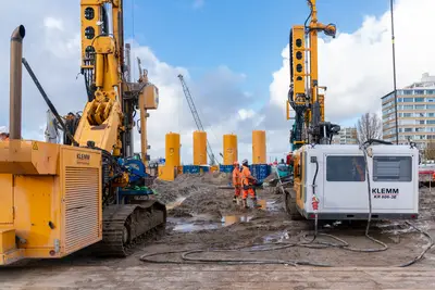 Ersteinsatz des neu entwickelten elektrischen Bohrgeräts KR 806-3E der KLEMM Bohrtechnik GmbH auf einer Baustelle in Amstelveen