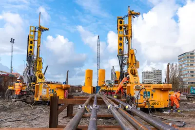 A total of approx. 12,000 anchor piles will be drilled to an average depth of 33 m along a 1.7 km section of the highway.