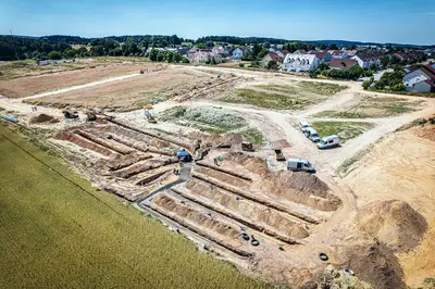 Neubaugebiet „Kellerbergbreite“ in Schrobenhausen: Bauer Resources errichtete eine Erdwärmesondenanlage und ein kaltes Nahwärmenetz für insgesamt 64 Wohngebäude. 