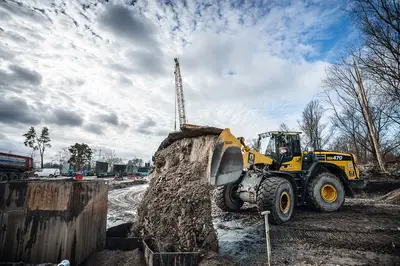 Insgesamt werden rund 2.200 m3 belasteter Boden ausgetauscht und in speziellen Containern abtransportiert.