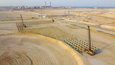 Soil compaction for the Sabah Al Ahmad Sea City construction project – a total of six BAUER MC duty-cycle cranes are being used in Kuwait under extreme conditions.