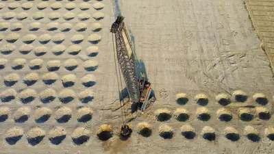 After the initial phase, to ensure compaction over the entire area, the points between the individual craters are worked on with the pounders during the second phase.