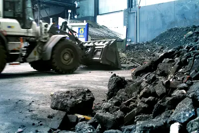 Bauer Resources investiert in neue Siebanlagen, die eine Aufbereitung von Bodenaushub für die ressourcenschonende Wiederverwendung ermöglichen.