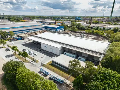 Bauer Resources bereitet den Bodenaushub der Hamburger Energienetze in ihrem 4.500 m2 großen Bodenreinigungszentrum wieder auf.