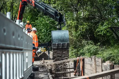  Bei einem Leitungsbauprojekt am Jahnring in Hamburg wird der aufbereitete Boden wieder eingebaut.