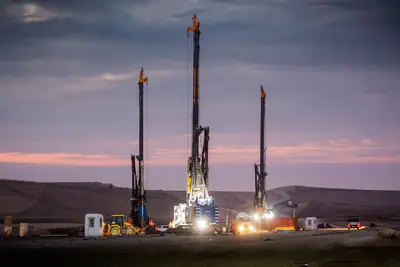 Bauer-Geräte bei Gründungsarbeiten für neue Schnellbahnstrecke in der Türkei, Nachtaufnahme