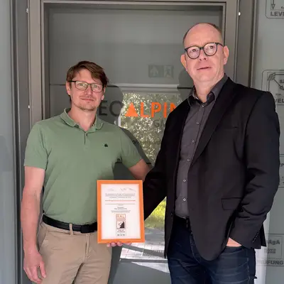 Spesa-Abteilungsleiter Björn Gorsboth (re.) freute sich, Ende April das RAL-Gütezeichen von Paul Schulze, dem Vorsitzenden der Gütegemeinschaft Hang- und Felssicherung e.V., entgegenzunehmen.