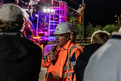 Mitarbeiter von BAUER beantwortet Fragen zu Geräten und Baustellen