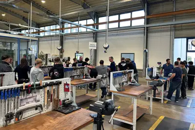Besucher erhalten Einblick in die Lehrwerkstatt bei der Langen Nacht der Ausbildung